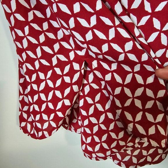 EUC LOFT RED WHITE GEOMETRIC FLORAL PRINT BUTTON DOWN CAP SLEEVES TOP SZ SMALL - Picture 8 of 12